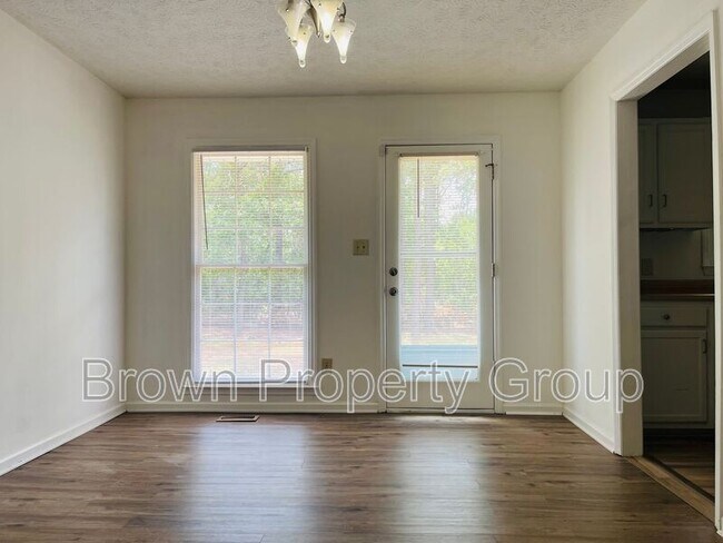 Building Photo - 6901 Woodmark Dr