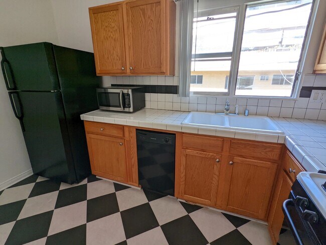 Foto del edificio - 1331 N Poinsettia Pl