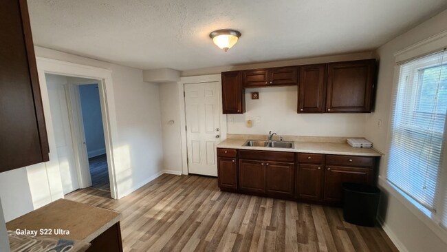 Foto del edificio - 16108 Parkgrove Ave