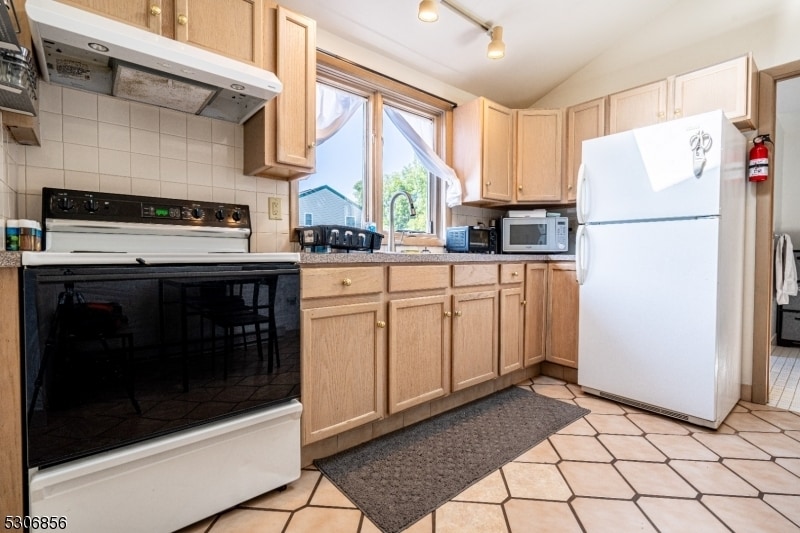 Foto principal - 384 Rutherford Ave