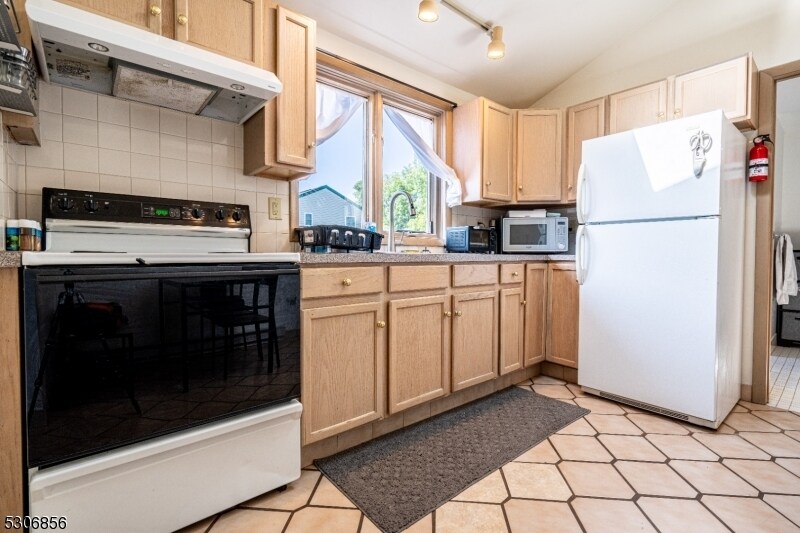 Primary Photo - 384 Rutherford Ave