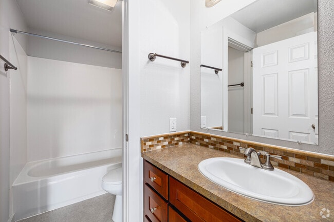 1BR, 1BA - 530SF - Bathroom - Rainier Terrace