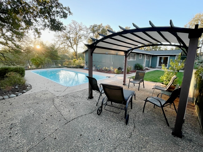 Foto del edificio - COUNTRY SETTING 3 BEDROOM WITH POOL AND SOLAR