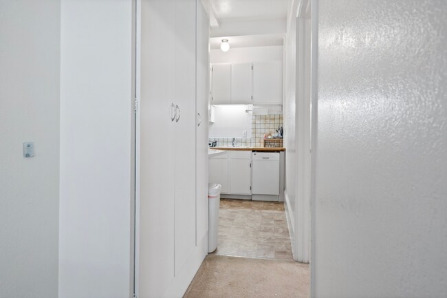 Foto del edificio - 1 Bed, 1 Bath Ground Floor Unit in Incredible Location w/ Flexible Lease Terms