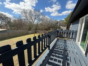 Building Photo - 402 Tresvant Dr