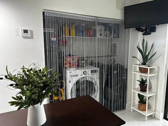 Foto del edificio - 5567 W 22nd Ct