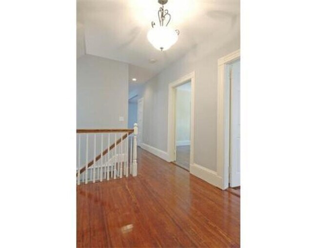 Foto del edificio - MASSIVE Renovated 6 Bed In Mission Hill! A...