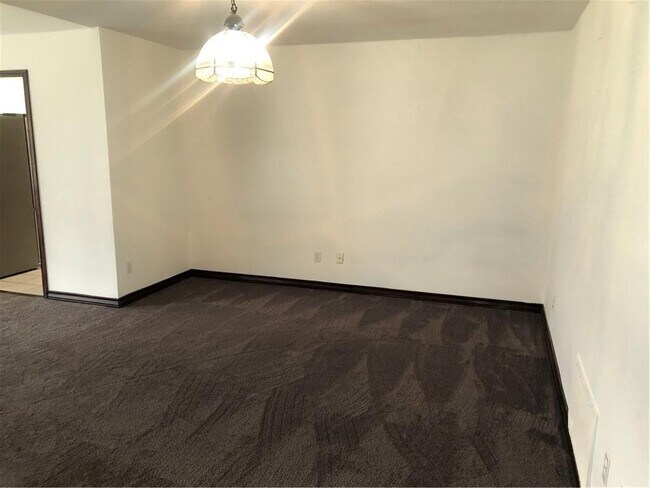 Building Photo - 2200 Surrey Dr