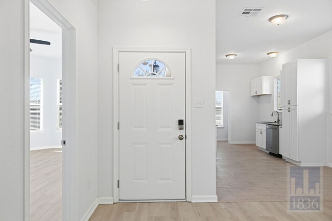 Foto del edificio - 2104 Cervin Blvd