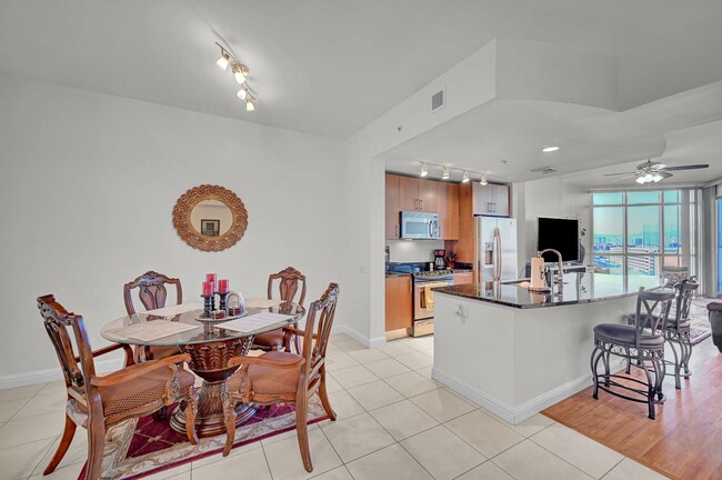 Foto del edificio - 1 Bedroom fully furnished high-rise condo!