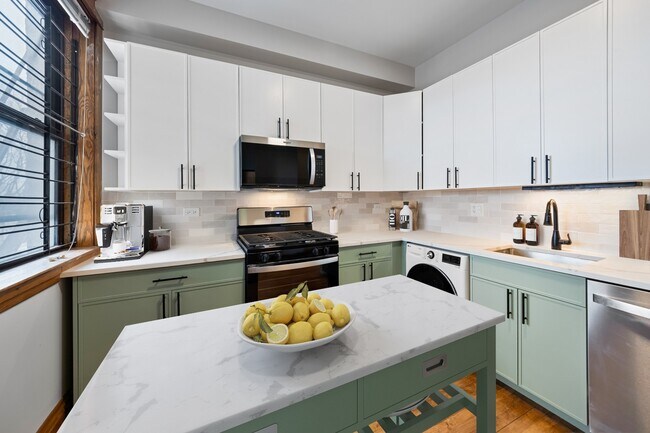 Foto del edificio - Renovated 1 bed + den in Logan Square - Now Leasing!
