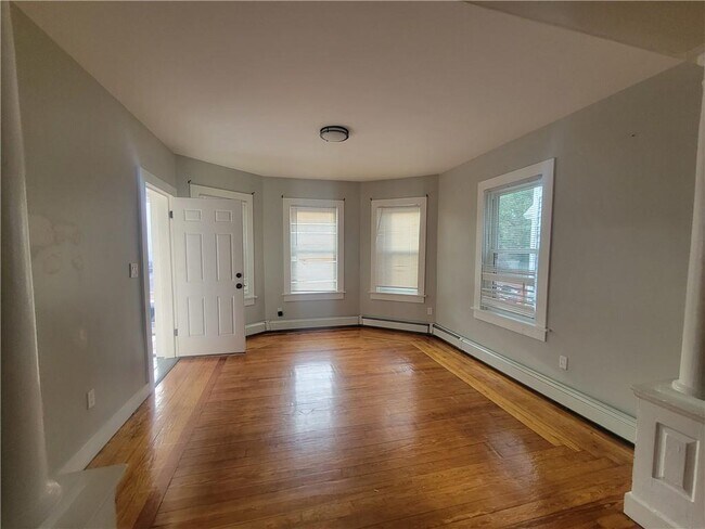 Building Photo - 123 Putnam St