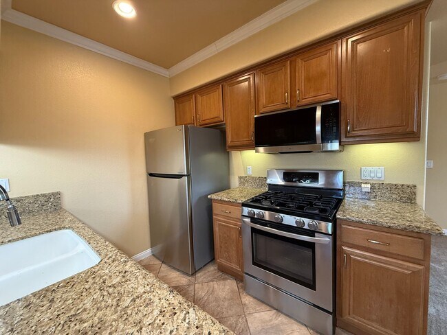 Foto del edificio - Spacious 3BD/2.5BA Townhome in Sabre Springs with Balcony, Community Pool & 2-Car Garage