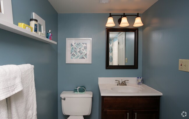 2BR, 1.5BA - 917 SF - Park East Apartments