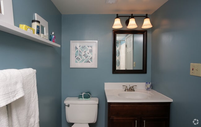 2BR, 1.5BA - 917 SF - Park East Apartments