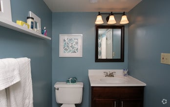 2BR, 1.5BA - 917 SF - Park East Apartments