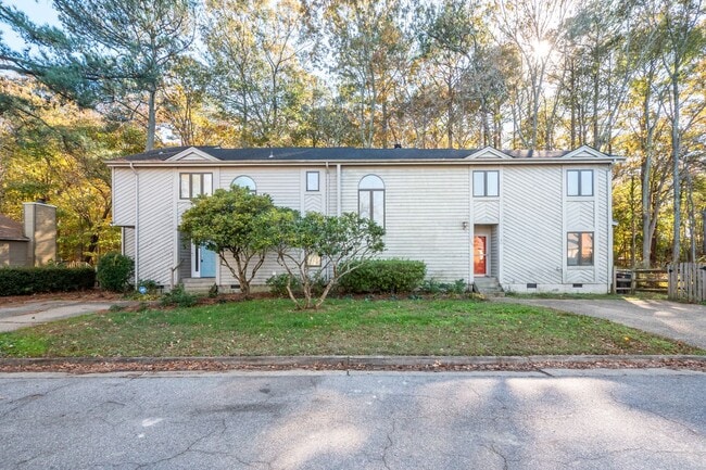 Building Photo - 3 BEDROOM 2.5 BATH DUPLEX NEAR MILITARY BASES