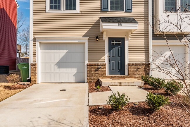 Building Photo - 3-Bedroom Townhouse in Fuquay Varina Avail...