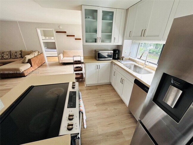 Foto del edificio - 17021 N Bay Rd