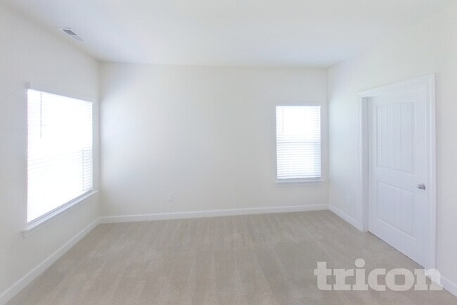 Building Photo - 2402 Valverde Wy