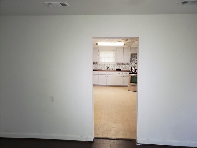 Building Photo - 909 Ave F
