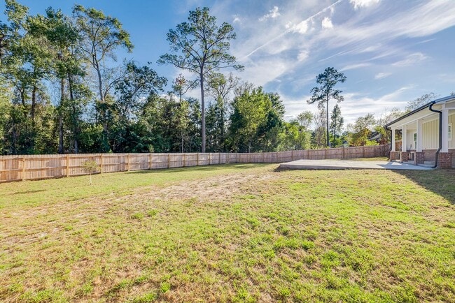 Building Photo - Like-New 4BR, 2.5BA Home with Privacy Fenc...