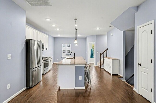 Foto del edificio - 2444 Drake Ln