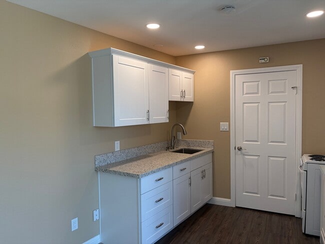 Building Photo - 8700 Rumson Dr