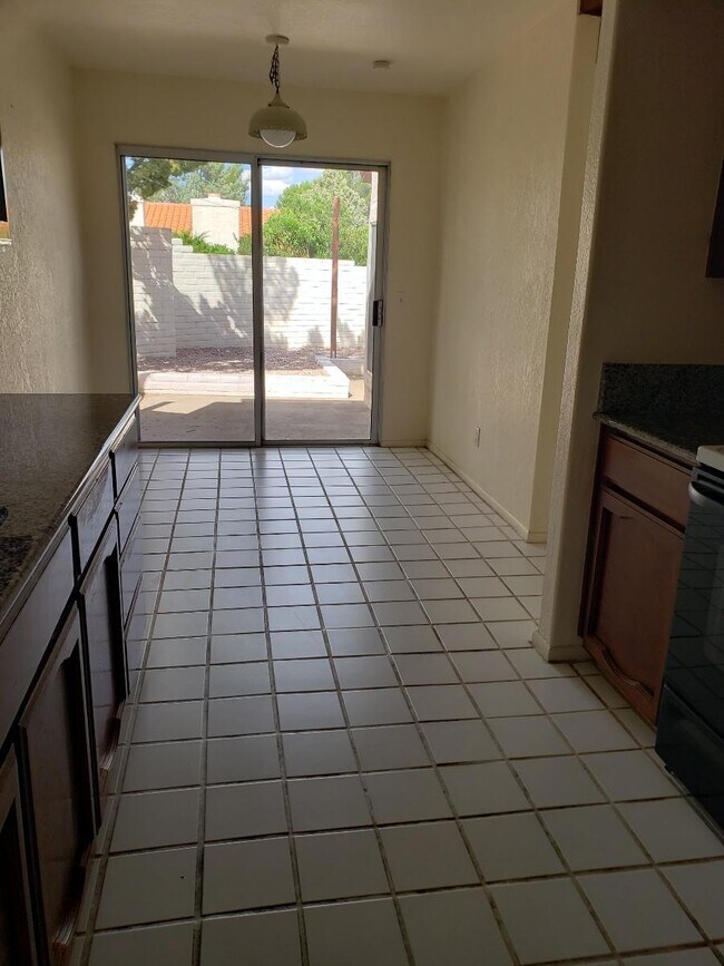 Building Photo - 4391 Plaza Oro Loma
