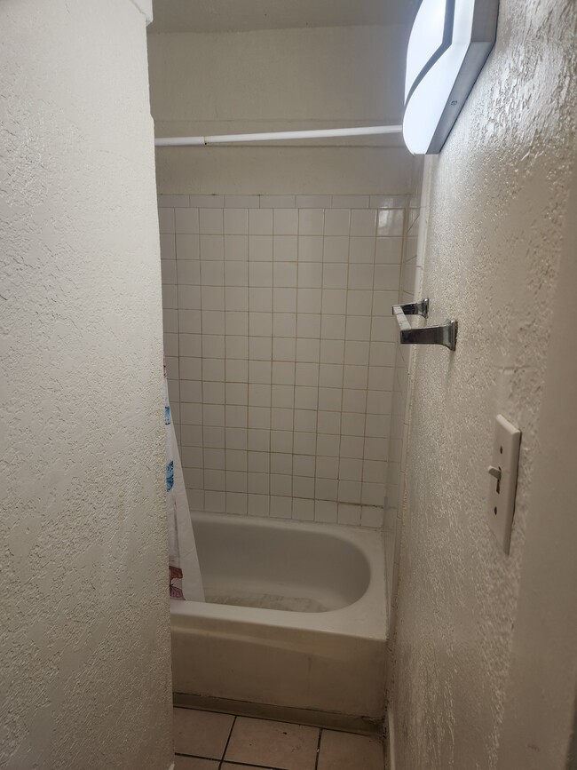 Bath/Shower - 828 E 10th St