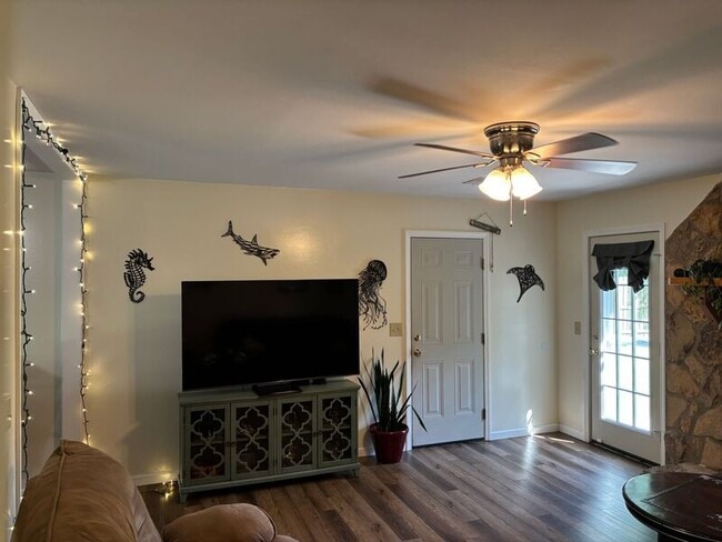 Building Photo - 206 Village Green Cir