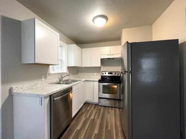Building Photo - MOVE-IN SPECIAL!! HALF OFF THE FIRST FULL ...