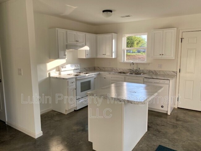 Building Photo - 3817 Lake Park Cove