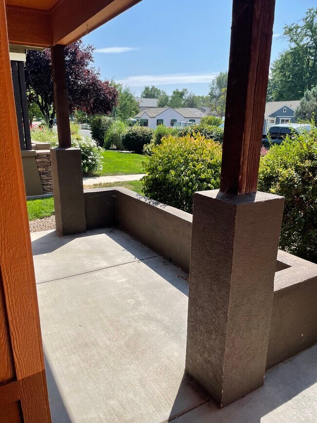 Front Patio - 1360 S Division Ave
