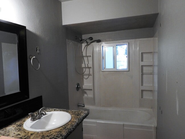 WALL 5 - BATHROOM - 4224 N Wall St