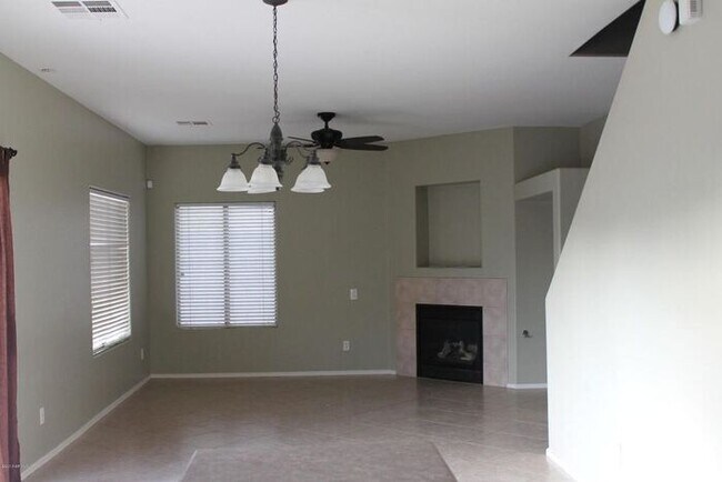 Building Photo - Beautiful 3 Bedroom, 2.5 Bath Home w/Open Floor Plan and Loft! Large Backyard with Fire Pit! Wash...