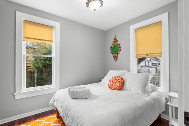 Main bedroom - Queen bed - 1219 SE Rhone St