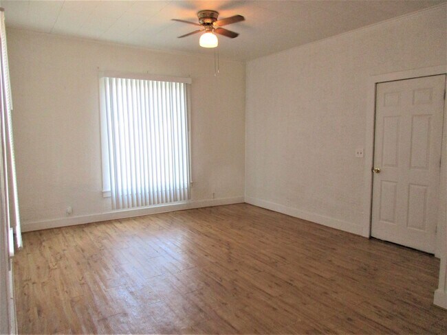 Building Photo - Cute 2 bedroom House