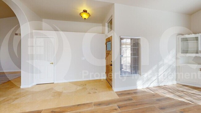 Building Photo - 682 N Butte Ave