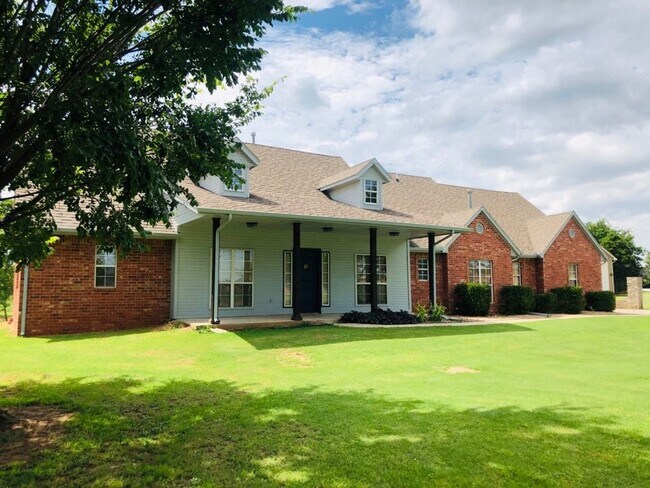Foto del edificio - 4 bed + office + Bonus room/2nd Living upstairs, 3 bath on 2+ Acres in Moore Schools !