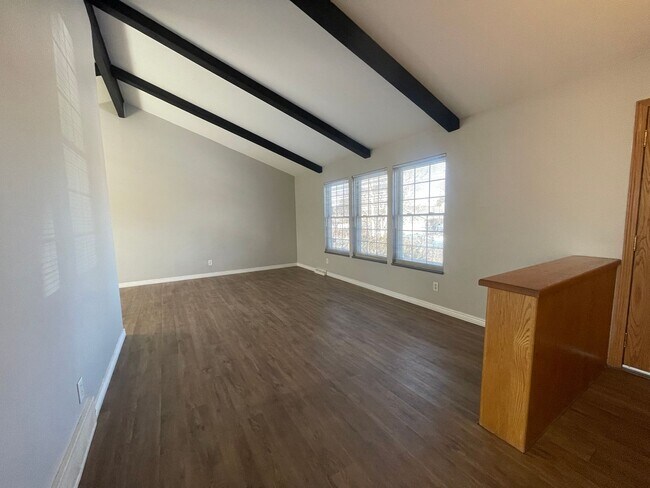 Building Photo - $0 DEPOSIT OPTION. TRI-LEVEL AURORA HOME W...