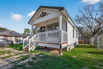 Building Photo - 8902 Alejo Dr