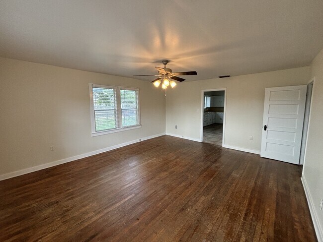 Building Photo - Charming 2-Bedroom, 1-Bath Cottage with Sp...