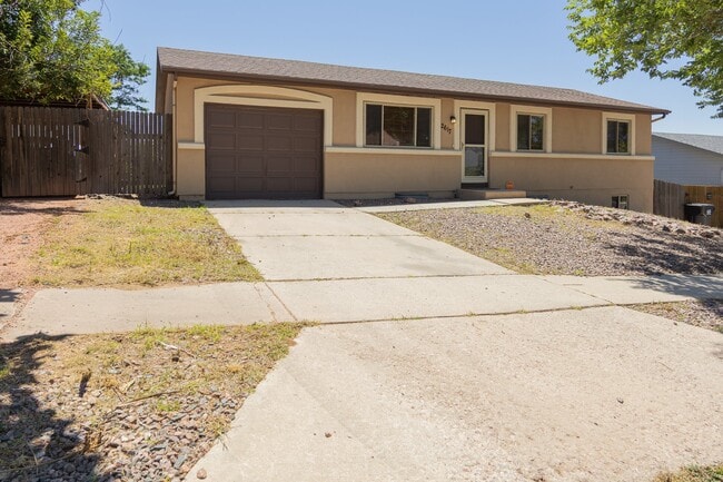 Building Photo - 2617 Montebello Dr W