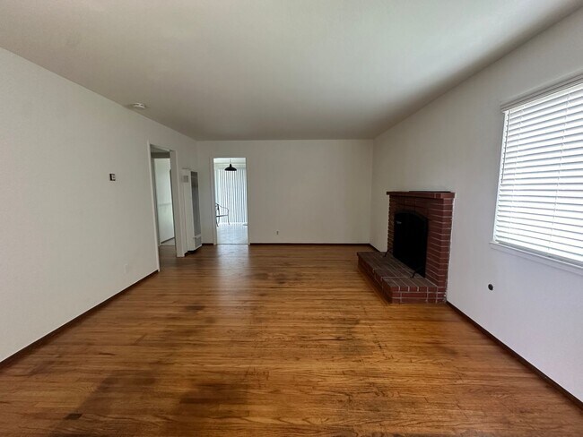 Building Photo - Cozy 3 bedroom/ 2 bath in Rio Del Mar!
