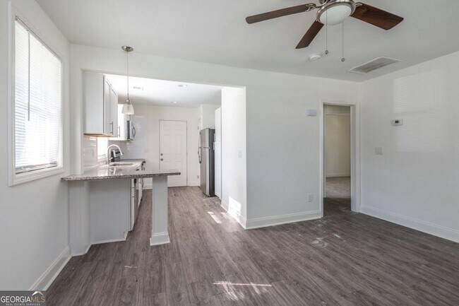 Foto del edificio - 2586 Loghaven Dr NW