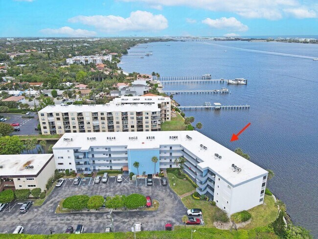 Foto del edificio - 100 Waterway Dr S