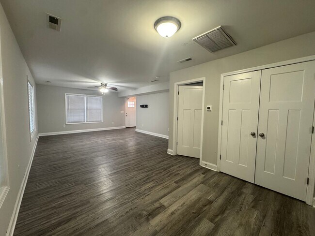 Foto del edificio - Spacious five bedroom, two bathroom home steps from WKU