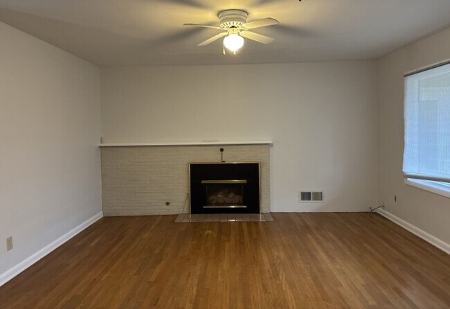 Foto del edificio - 3Bd/2Ba Single Story House - Available to View!