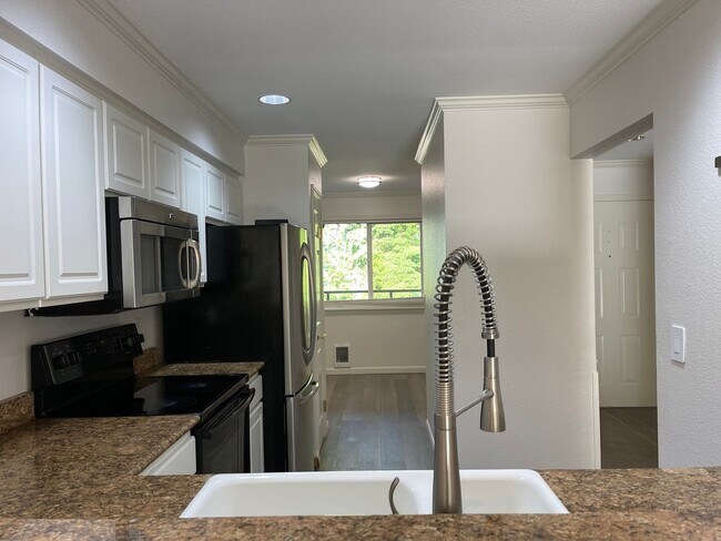 Foto del edificio - CLICK "REQUEST A TOUR" NOW!